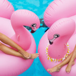 Piñas, pizzas y flamencos inundan las piscinas de los instagramers